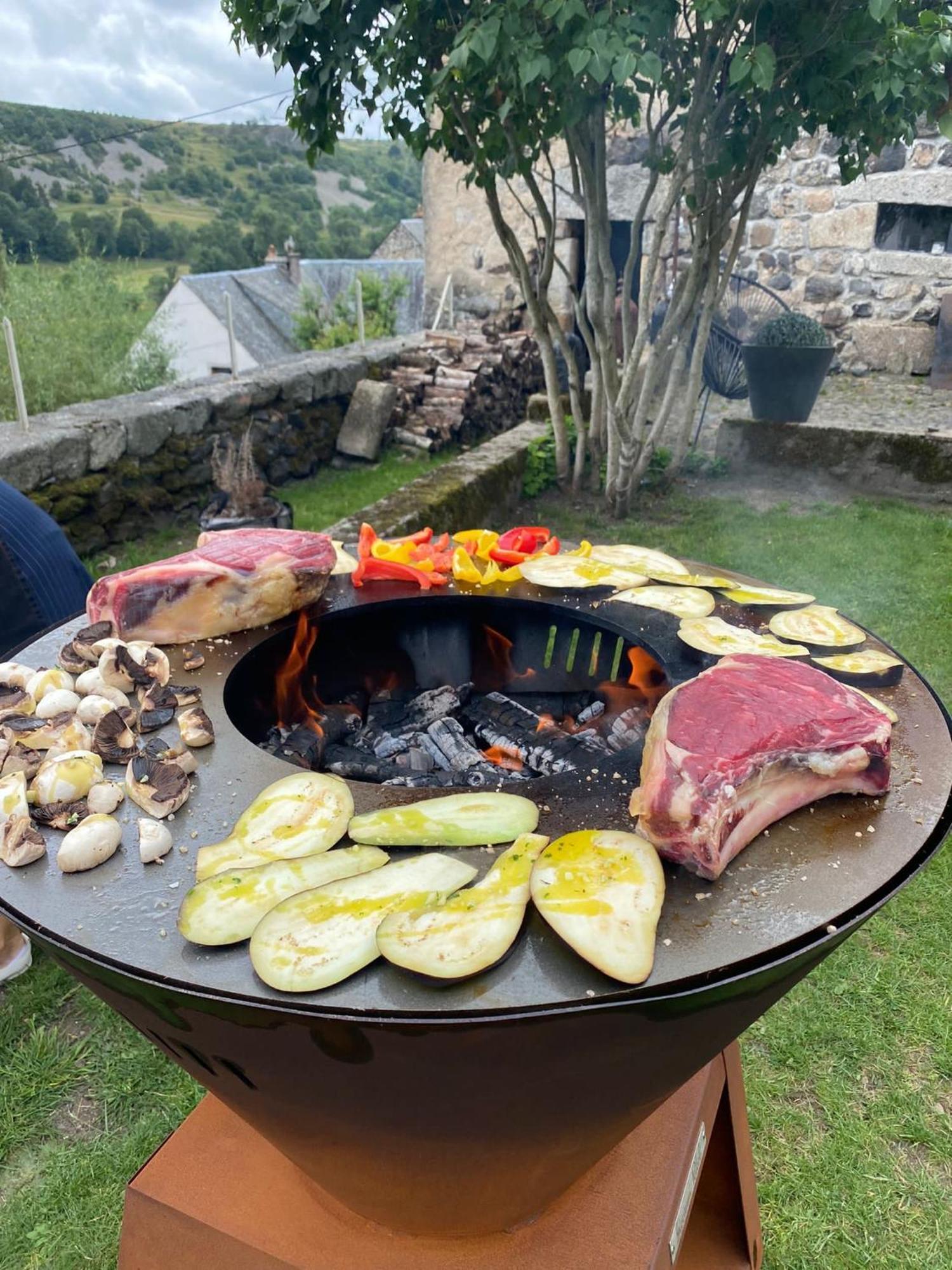 La Cure Grande Maison De Charme De 2 A 14 Personnes Saint-Urcize Exterior foto